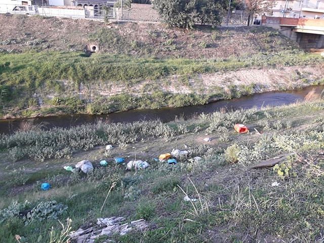 Sestu, discarica nel canale di via Costantino