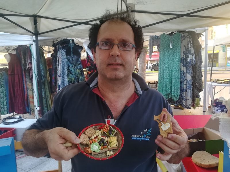 La grinta di Marco, 51enne di Oristano: “Senza lavoro, realizzo miniature col sughero sardo”