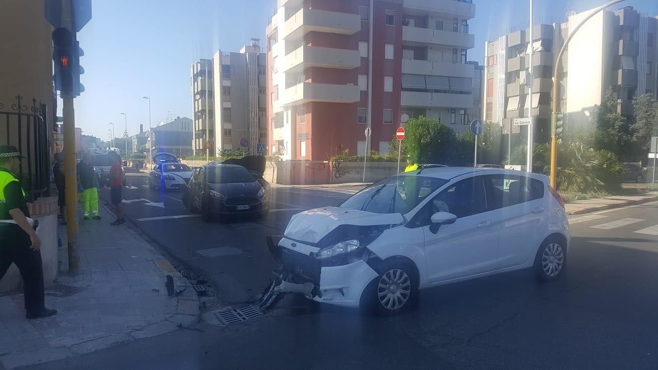 Carambola fra tre auto a Pirri: in due finiscono all’ospedale
