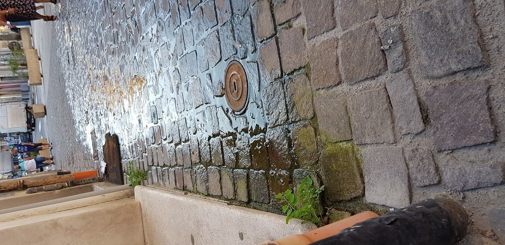 Cagliari, nel Corso c’è una “polla” che impedisce anche i tavolini: “Il Comune? Se ne frega”