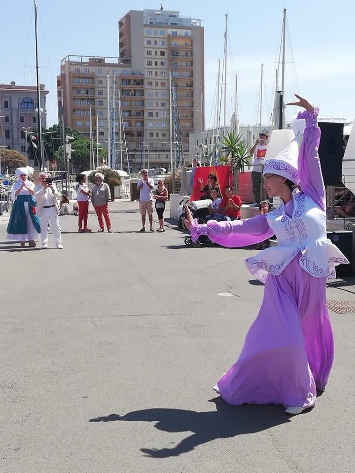 Cagliari, grande festa al porto per gli emigrati del Kyrgyzstan: canti e balli per la liberazione