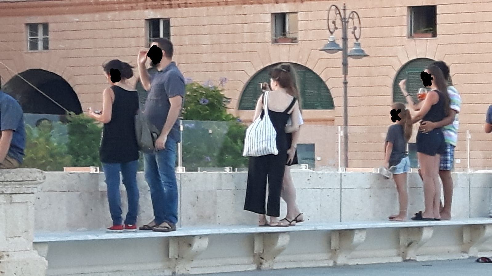 Cagliari, turisti cafoni in piedi sopra le lastre del Bastione: “Ecco come vengono distrutti i monumenti”