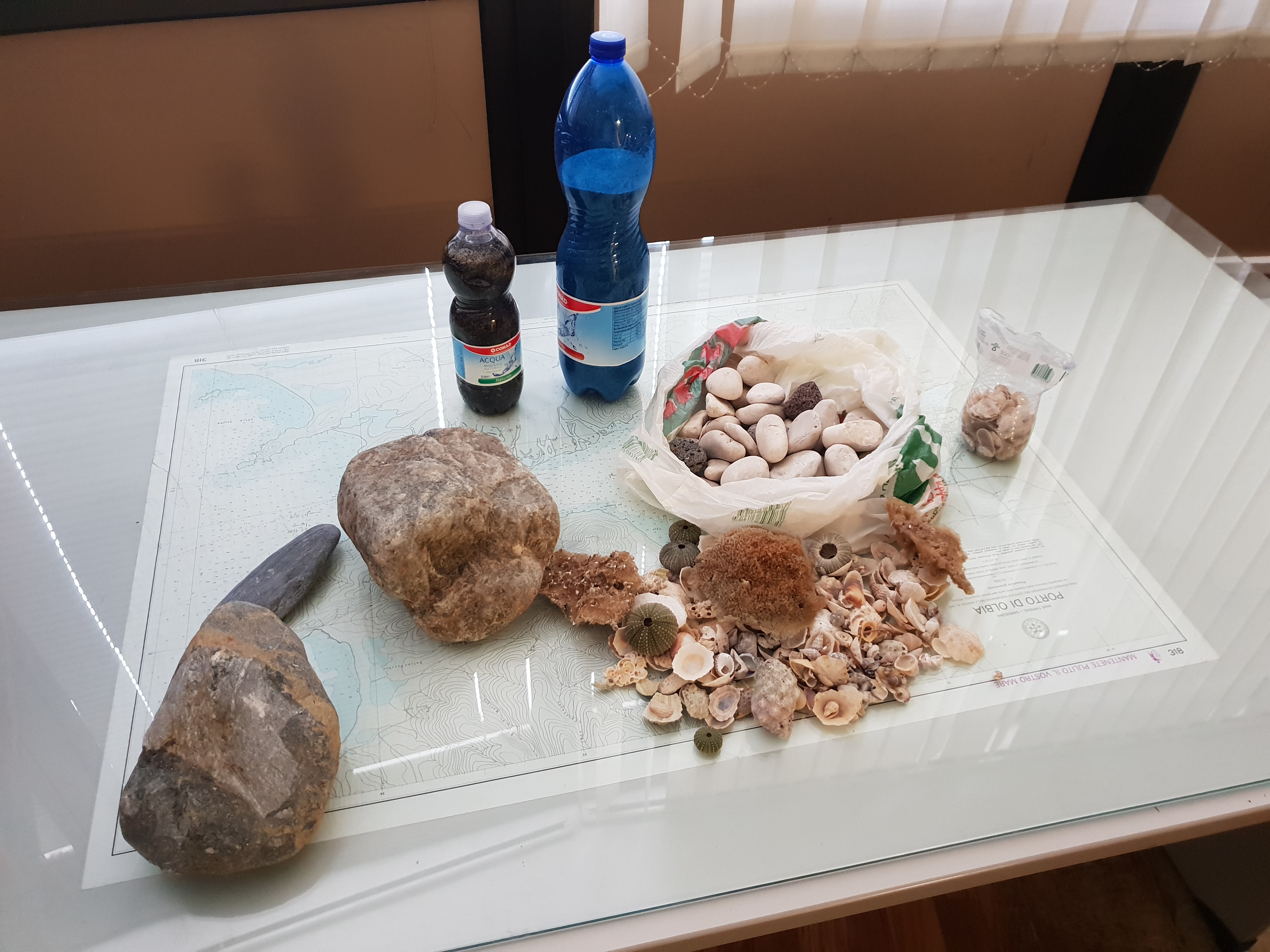 Al porto di Olbia con 15 chili di sabbia e conchiglie: nei guai sei turisti