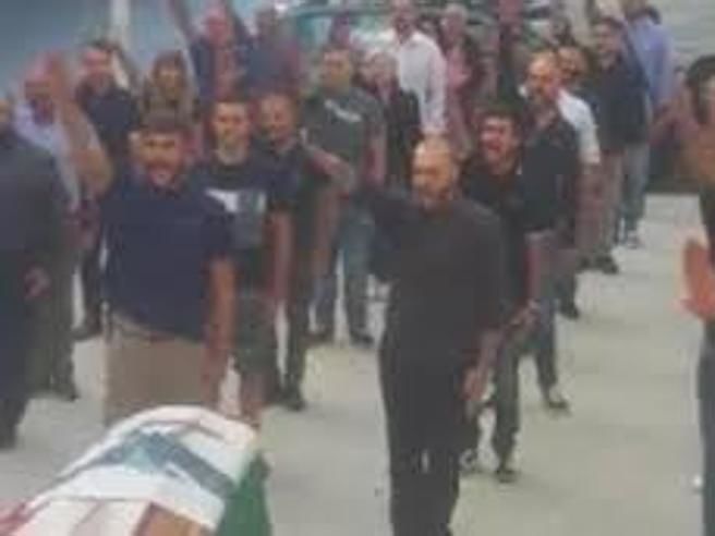 Funerale fascista a Sassari: “Papà lo voleva così”. Parte un esposto in Questura