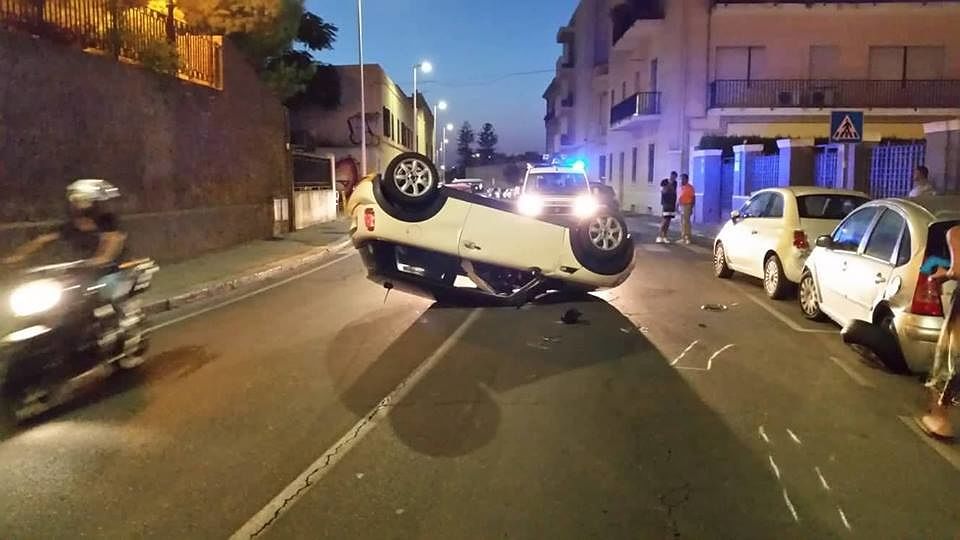Cagliari, spettacolare incidente: auto capovolta in viale San Vincenzo