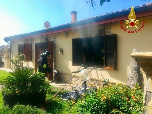 Fiamme nella camera da letto di una villetta a Quartu, momenti di paura