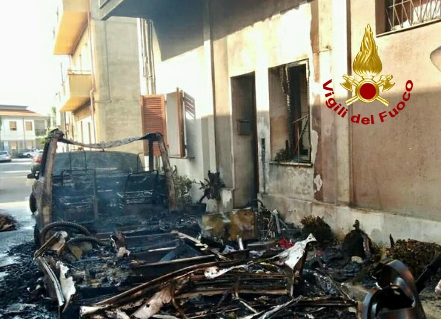 Incendio a Pabillonis, camper distrutto e 2 case danneggiate. Intossicata una ragazza