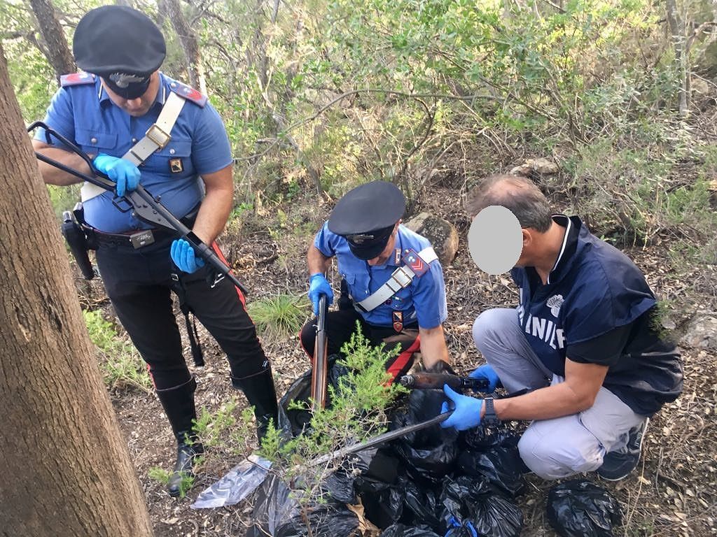 Fucili, mine antiuomo e bombe a mano: l’arsenale lungo la SS 125