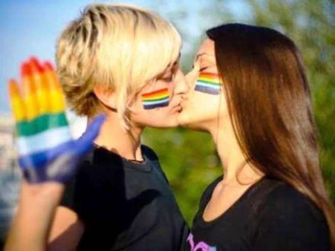 Niente baci ed effusioni amorose tra ragazze nel bar di Pirri, esplode la polemica sui social: “Omofobia”