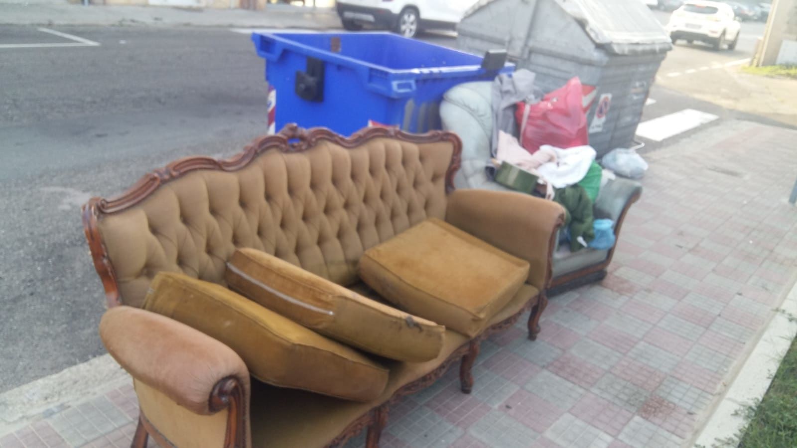 Marciapiede-discarica e bagno all’aperto per sbandati: ecco “via dell’immondezzaio” a Cagliari