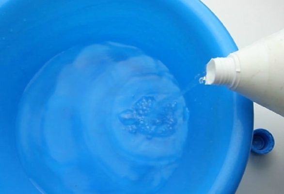 L’assurda vendetta: lui la lascia e lei gli uccide i pesci con la candeggina