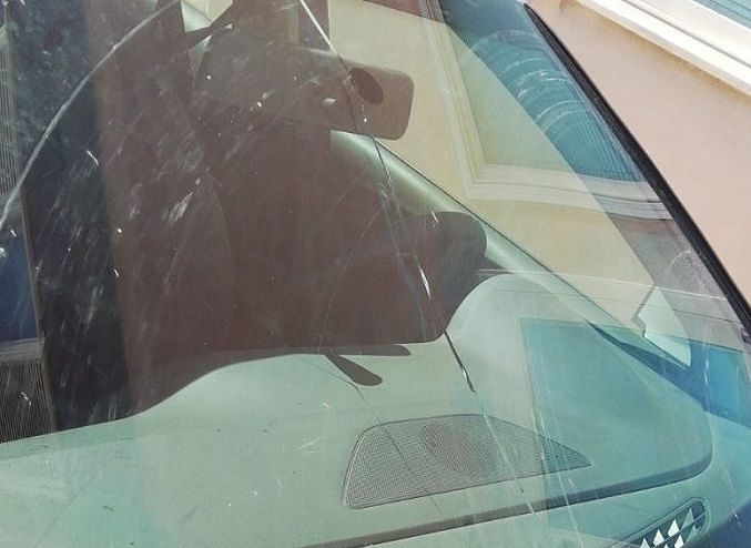 Quartu, allarme della polizia: “Il vetro blindato della volante? L’ha crepato il sole”