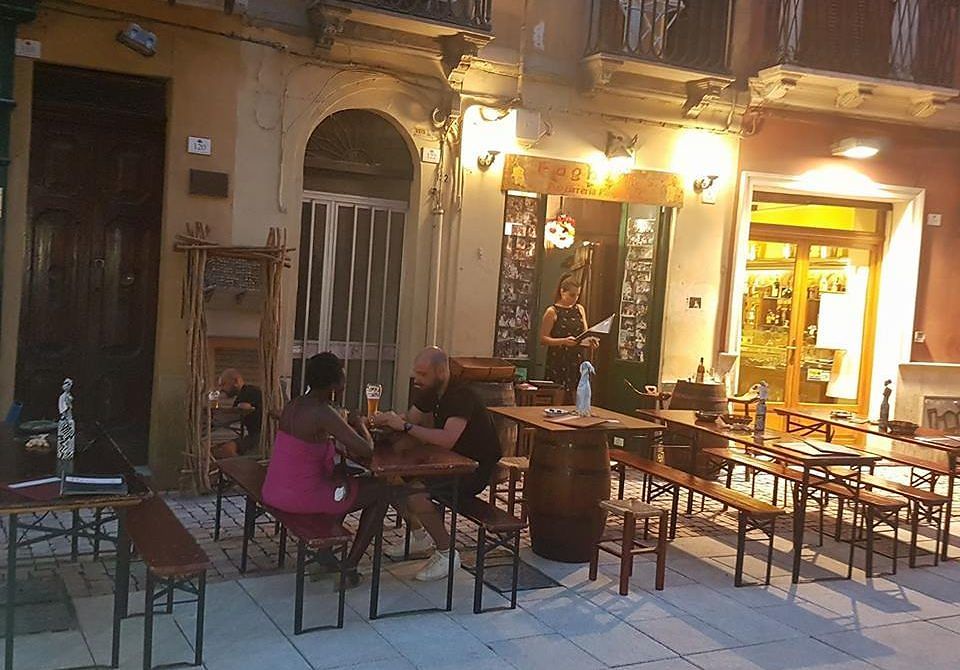 Cagliari, conclusi i lavori nel Corso spuntano i tavolini. Residenti: “Addio tranquillità”