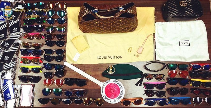 Borse, occhiali e cover contraffatti: maxi sequestro a Castiadas