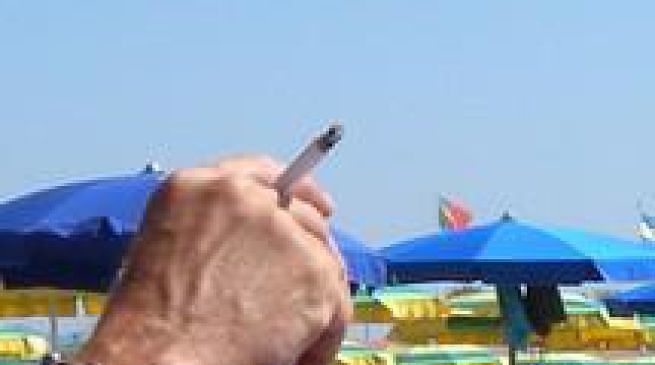 Caro turista tedesco, hai spento il mozzicone della sigaretta sulla spiaggia del Poetto? “200 euro di multa, danke!”