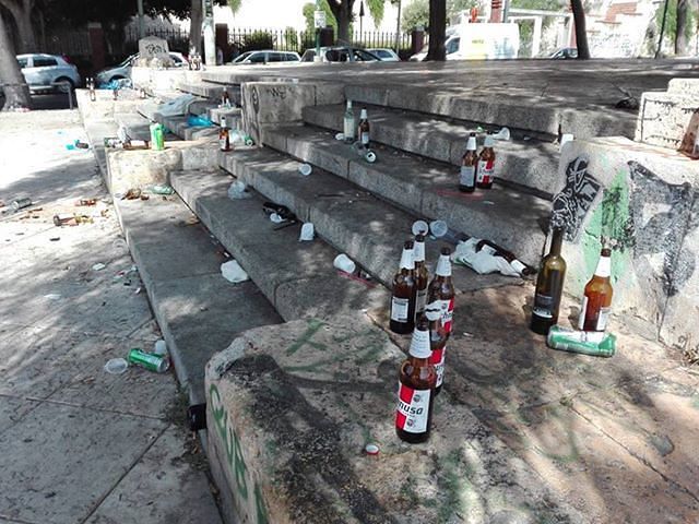 Cagliari, lo scempio alcolico dei giovani a Terrapieno: nessuno controlla, nessuno pulisce (VIDEO)