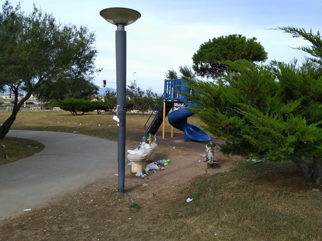 Giovani incivili “alcolici” scatenati anche a Quartu: bottiglie rotte ed escrementi al Poetto