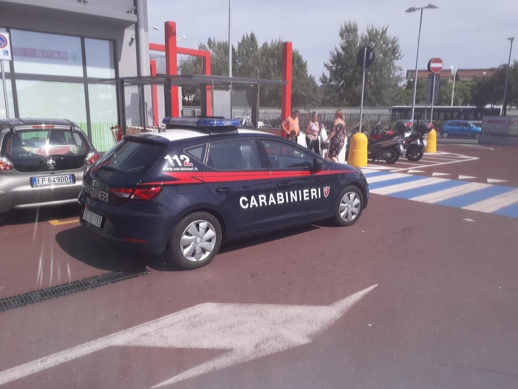 Litiga con la sua ex compagna davanti al market di Cagliari e poi le squarcia tutte le gomme dell’auto: denunciato