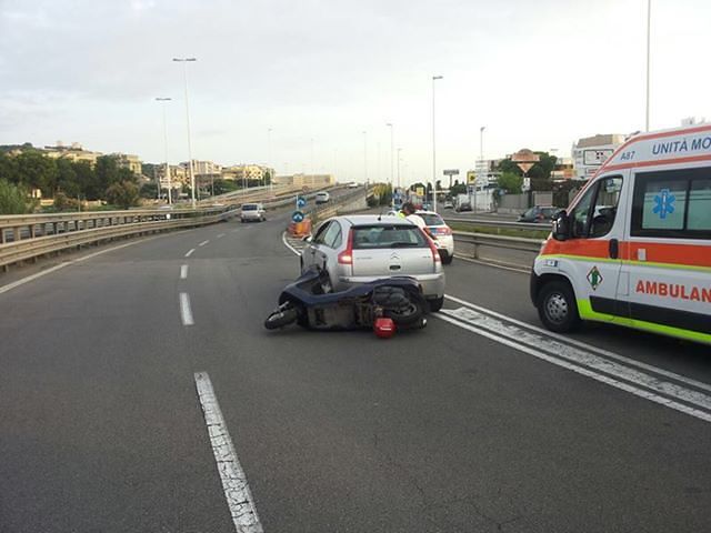 Autoscontro asse mediano: moto contro Citroen, il centauro finisce in ospedale
