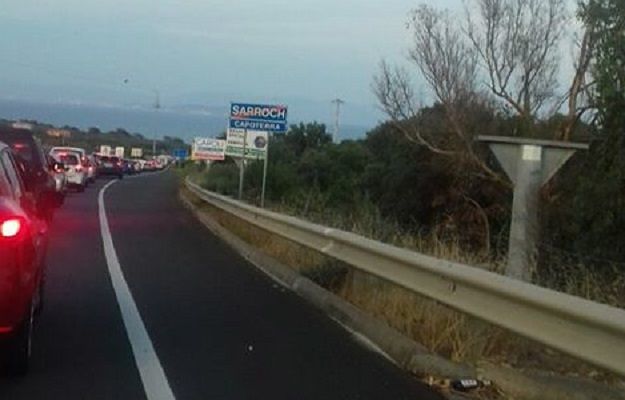 Bus dell’Arst in panne: traffico in tilt sulla 195 e automobilisti infuriati