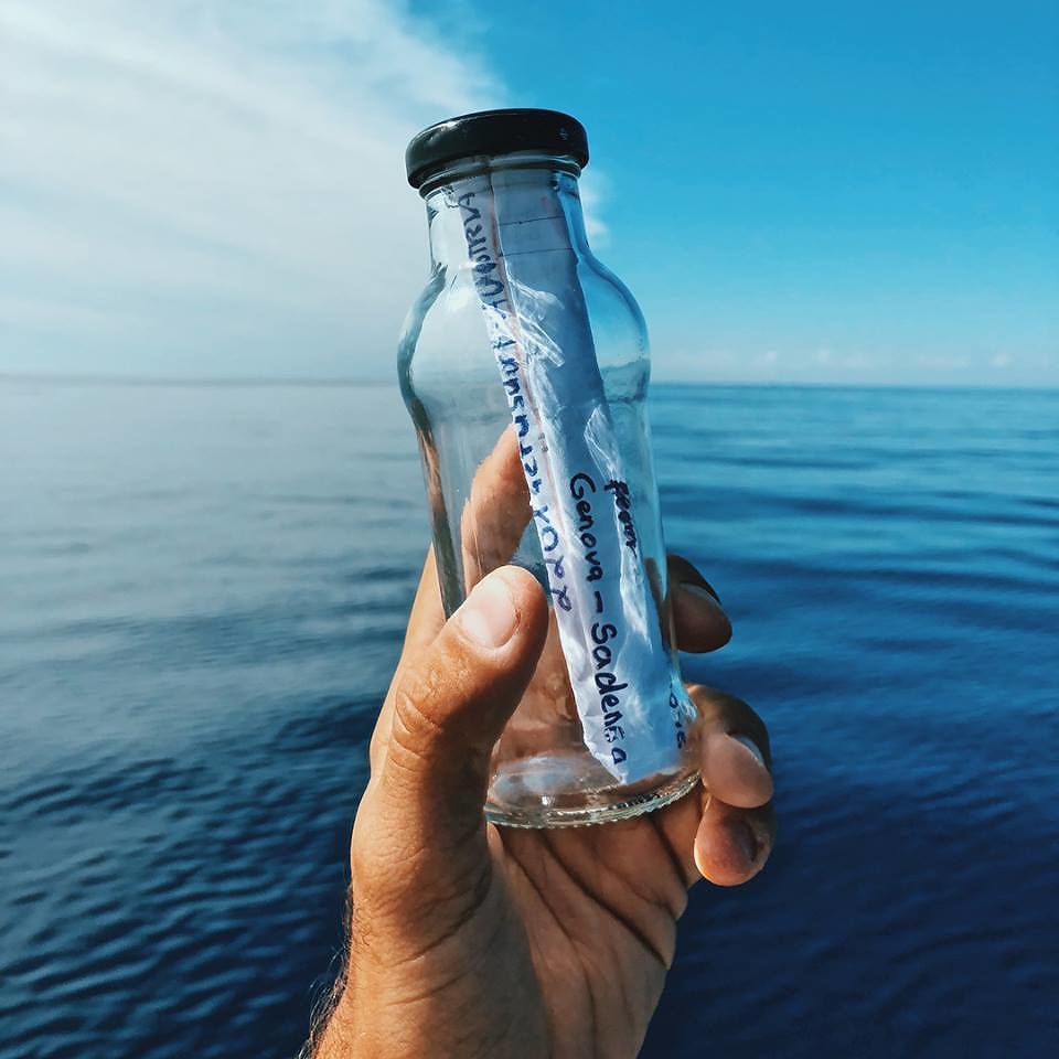 Ragazzina diretta in Sardegna lancia bottiglia in mare: la trova Luca Vismara