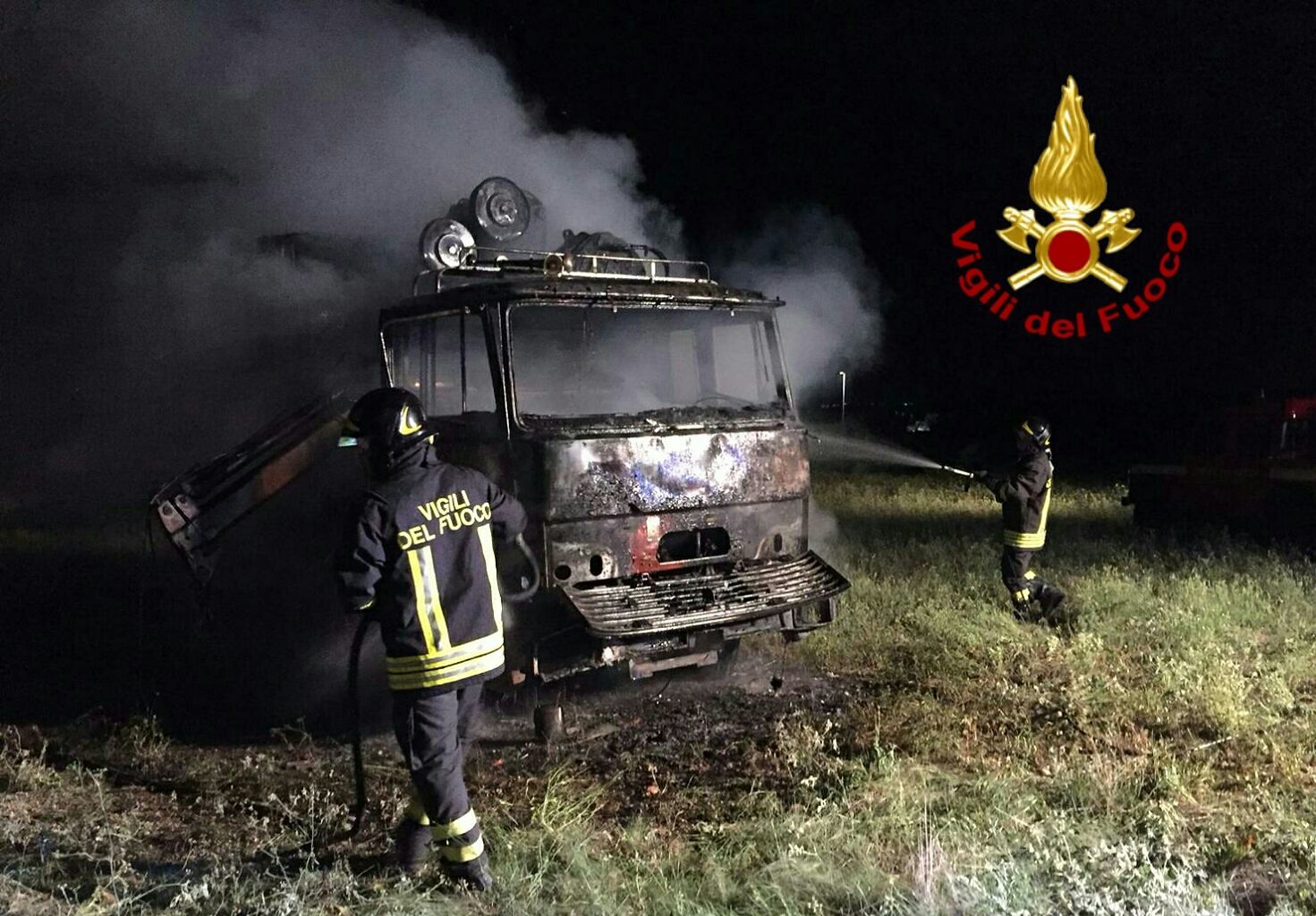 Fiamme nella notte a Settimo San Pietro, due camion completamente distrutti