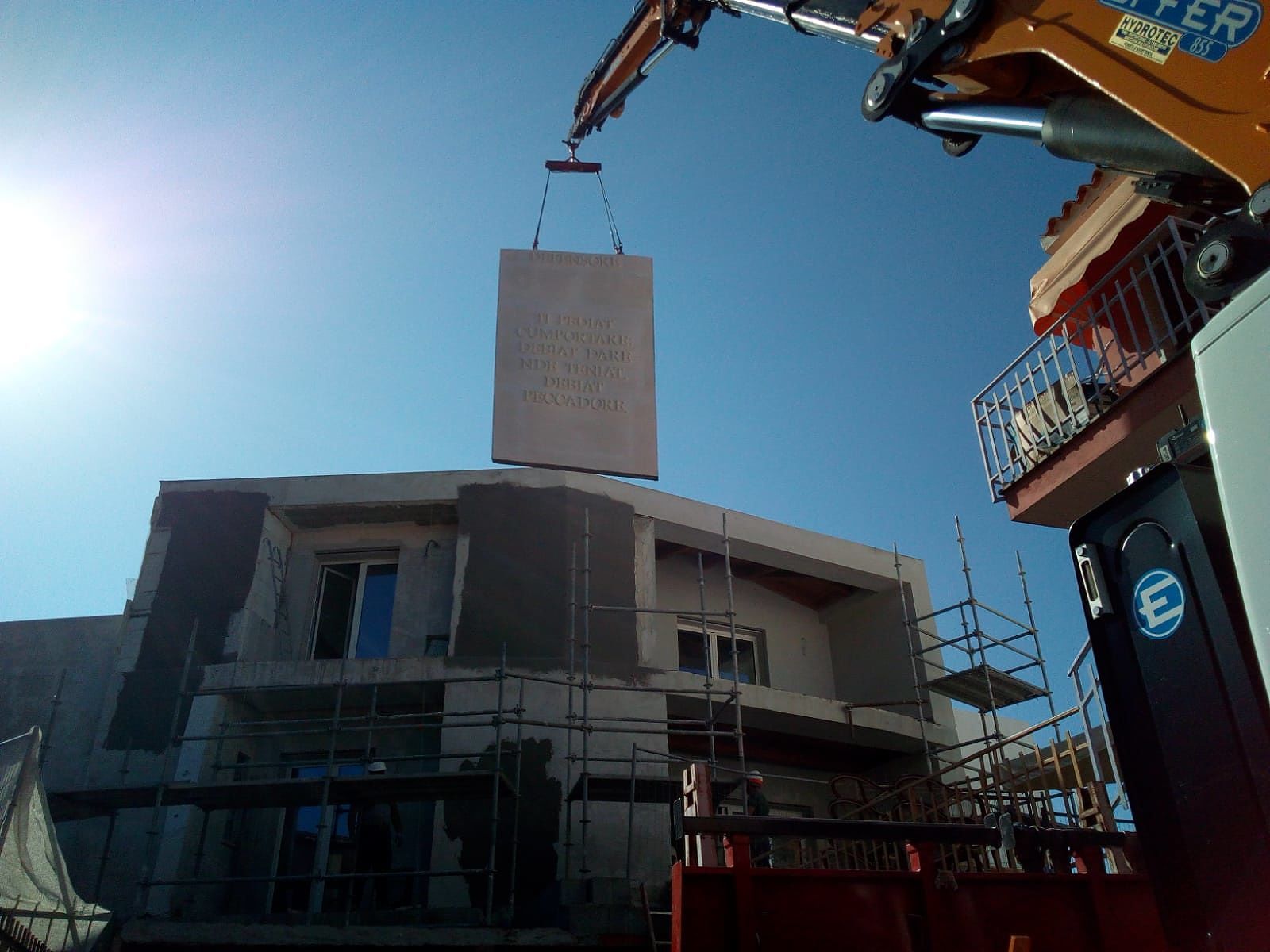 Gaudì, Nivola e Tavolara nei pannelli della casa parrocchiale di Budoni