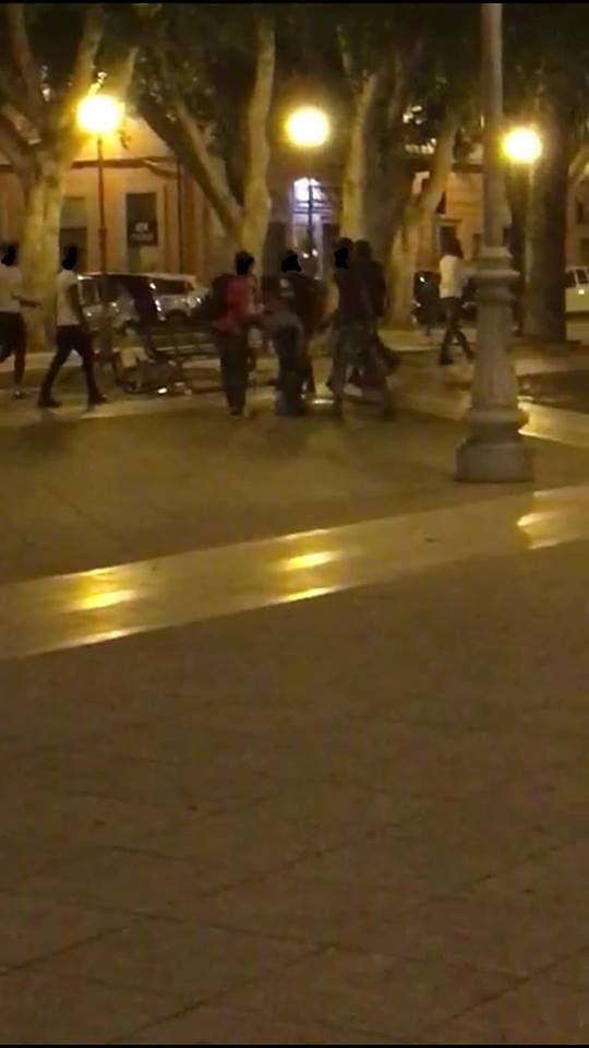 “Lite tra stranieri in piazza del Carmine a Cagliari, hanno cercato di rubarmi il cellulare”