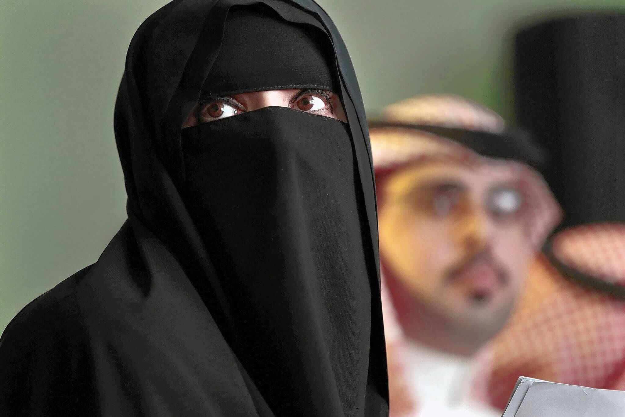 Arabia Saudita, fa un selfie mentre mangia in un luogo pubblico con una donna: arrestato