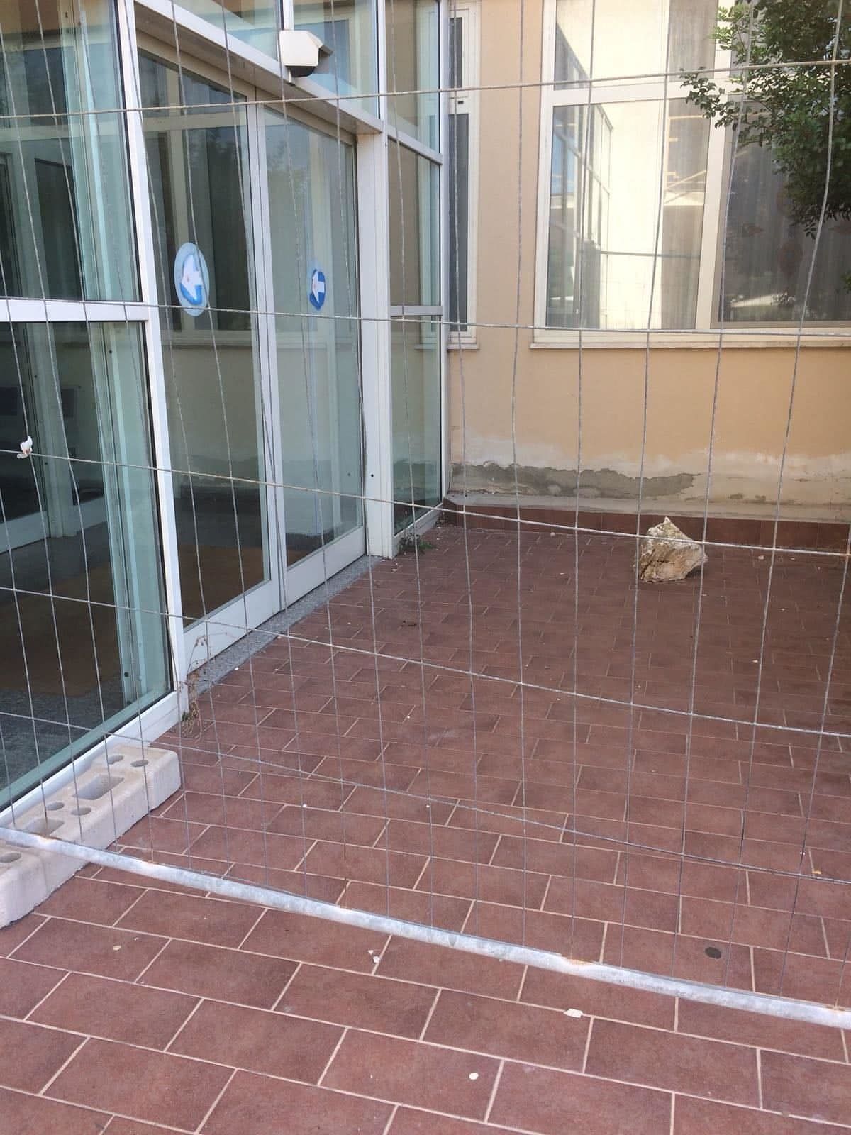 “Porte rotte e pezzi di mattoni che cadono dai balconi, l’ospedale Marino di Cagliari è un rudere”