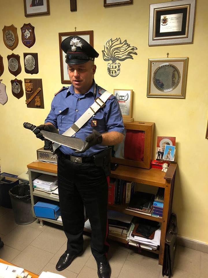 Capoterra, evade dai domiciliari e minaccia una donna con la roncola: arrestato