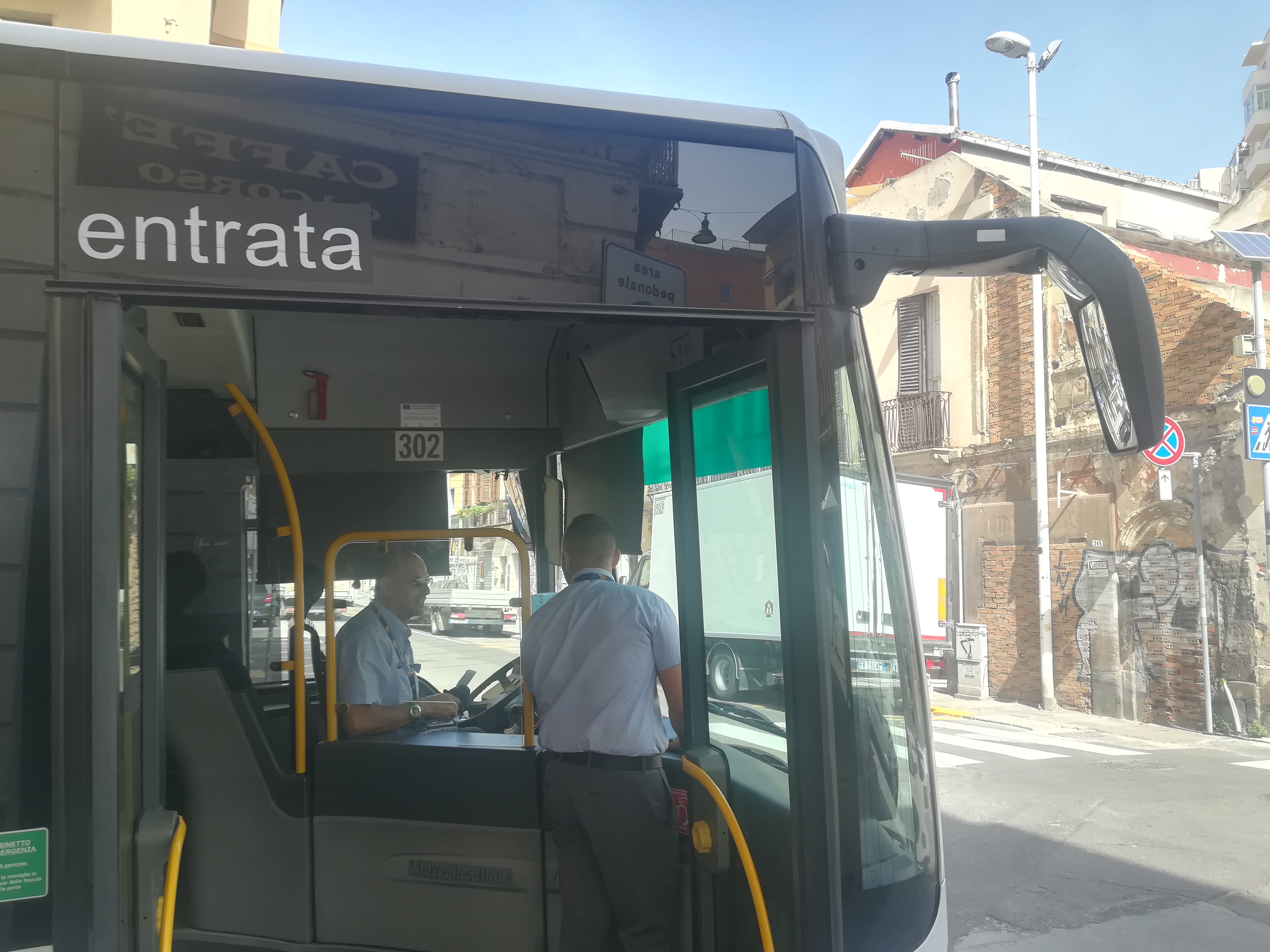 Cagliari, mattina d’inferno nel Corso: automobilisti in fila e “strozzati” dietro la linea 1