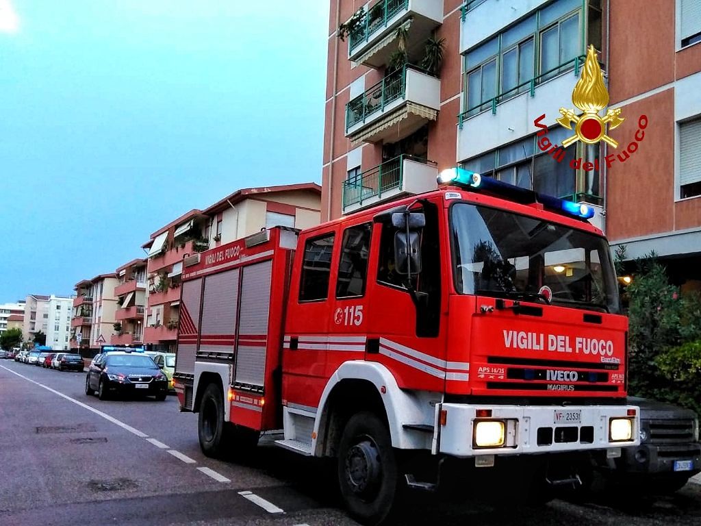 Cagliari, fiamme in una cucina in via Corsica: attimi di paura