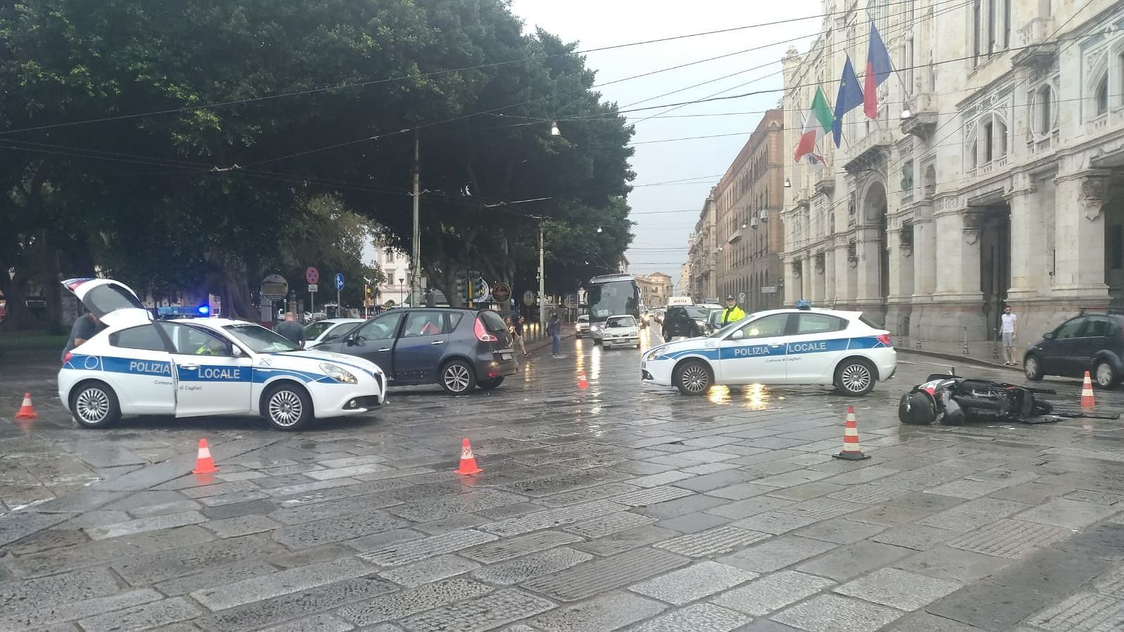 Auto contro scooter in via Roma, ferita una 32enne cagliaritana