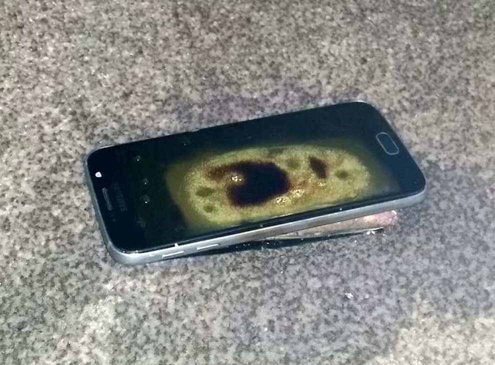 “Come fuochi d’artificio”, esplode la batteria di un cellulare nel salotto di casa