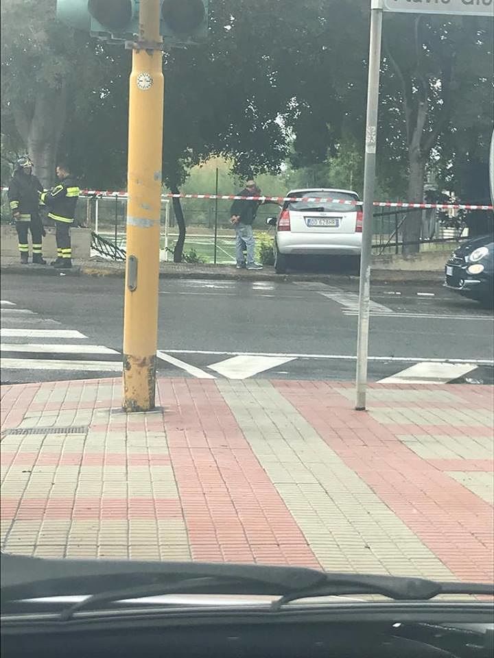 Cagliari, incidente durante il temporale: auto finisce fuori strada tra il Cep e Pirri