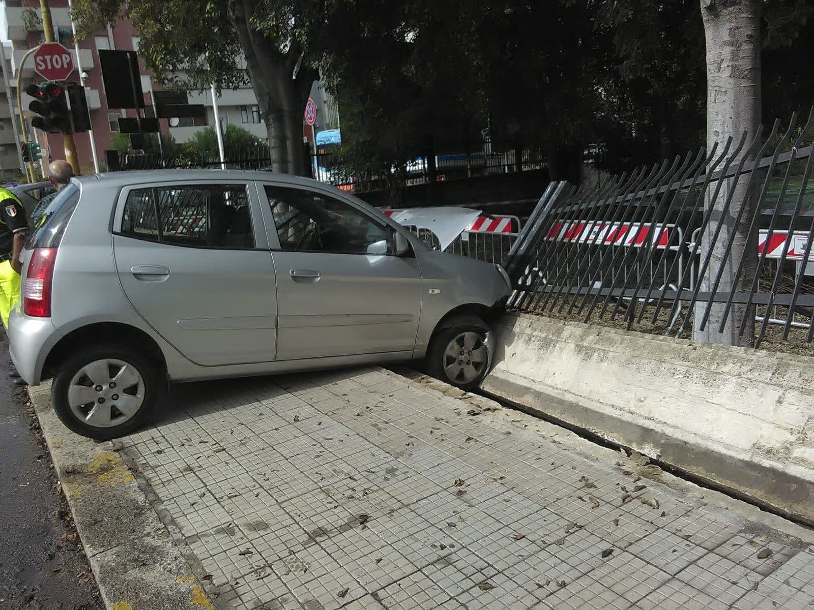 Cagliari, perde il controllo dell’auto e finisce sul muro: illeso grazie a cintura ed airbag
