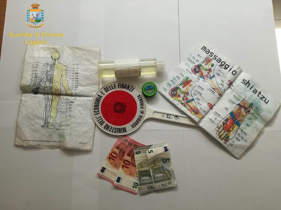 Chia, faceva massaggi in spiaggia senza alcun titolo: nei guai cinese