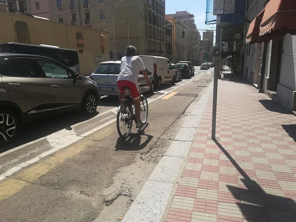 Cagliari, buche e dossi nella pista ciclabile di via Sonnino: e i ciclisti? Solo uno in un’ora