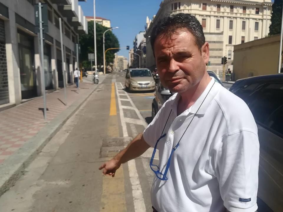 “In via Sonnino pista ciclabile pericolosa, i ciclisti di Cagliari preferiscono passare tra le auto”