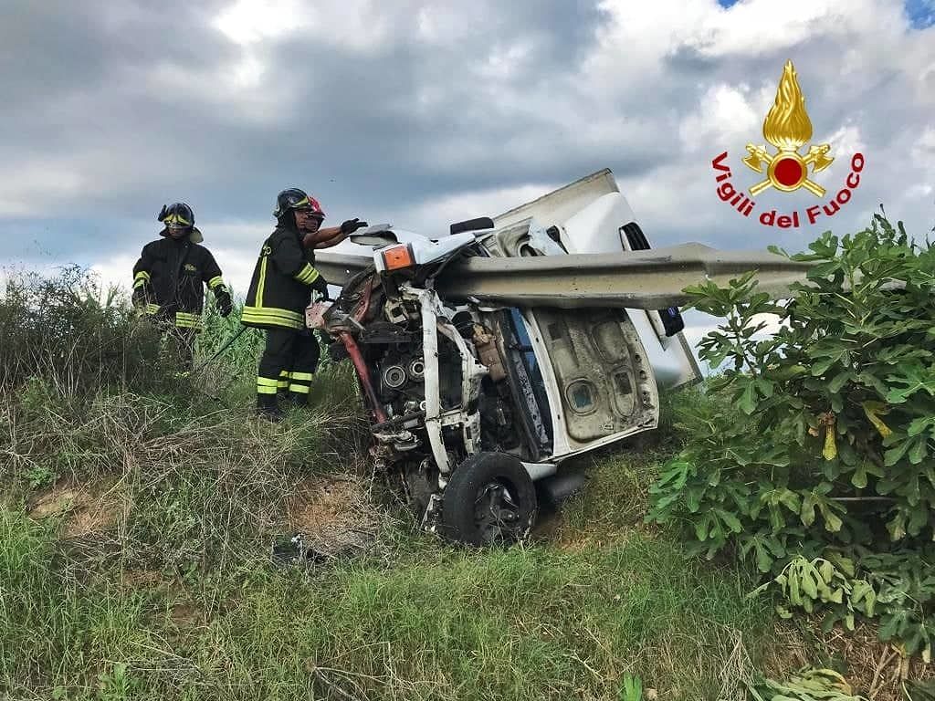 Paura a Dolianova: autocarro si ribalta e si incastra nel guard rail, ferito il conducente