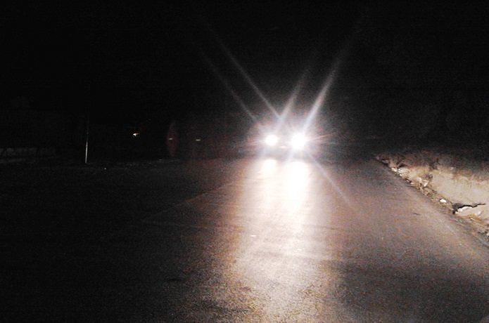 Cagliari, via Arno al buio da 2 giorni: “In strada coi telefonini come torce”