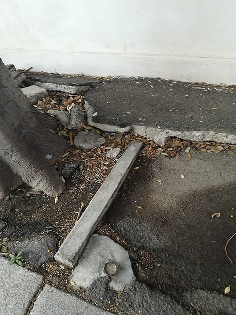 Cagliari, saltato l’asfalto: marciapiedi distrutti in via Santa Gilla