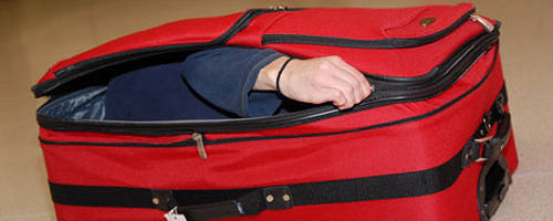 Migrante tenta di entrare in Francia in una valigia: scoperto 10 ore dopo, è grave