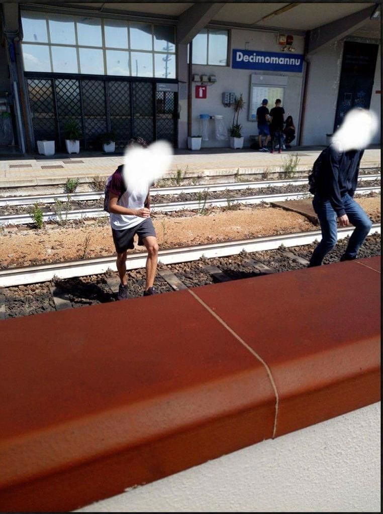 Decimomannu, tragedia sfiorata in stazione: giovani passano incautamente tra i binari