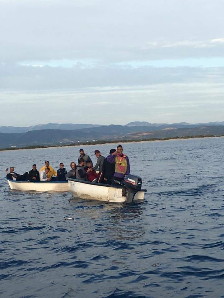 Porto Pino, lo sbarco degli algerini nei flash degli Smartphone di tanti turisti in spiaggia