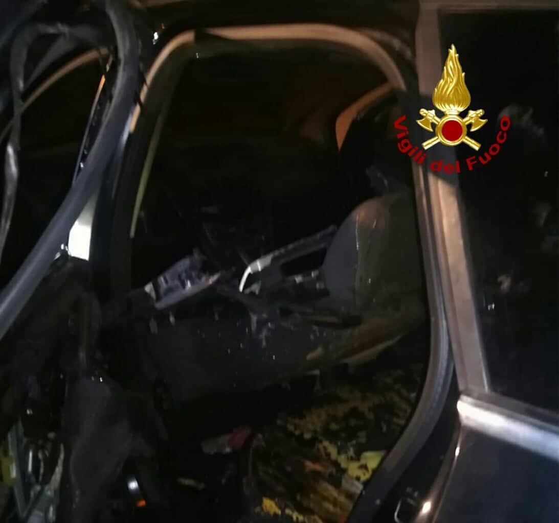 Paura ad Assemini, auto in fiamme nella notte e abitanti bloccati in casa