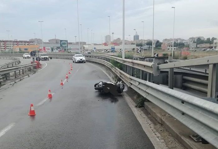 Cagliari, schianto in scooter sull’asse mediano: grave un ragazzo