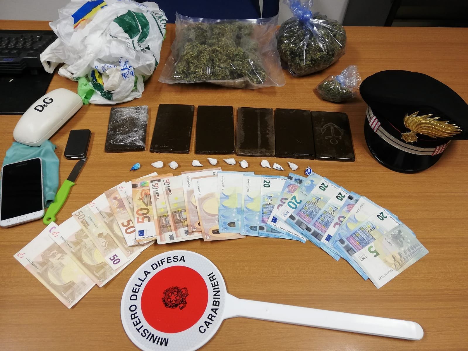 Droga a Villasimius, coppia di giovani in arresto: in casa hashish e marijuana