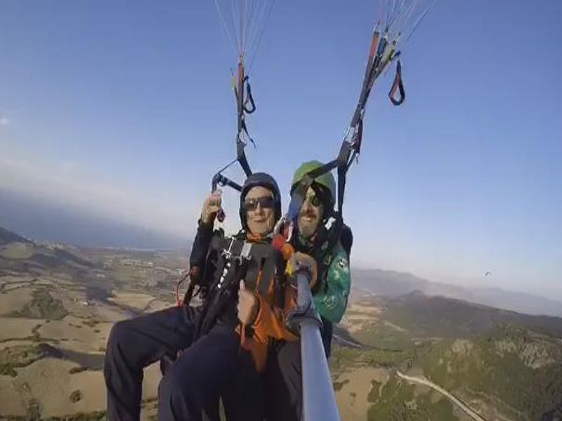 Compleanno mozzafiato per un 88enne di Ghilarza, il figlio gli regala un volo col parapendio